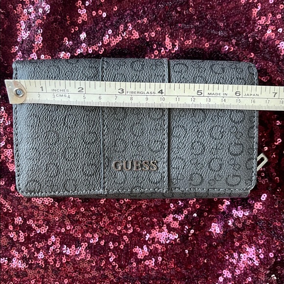 *Final Discounted Price* Vintage Guess Clutch Faux-leather, with an allover logo - Picture 2 of 9